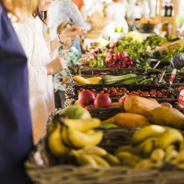 Mensen kopen groenten kraam markt