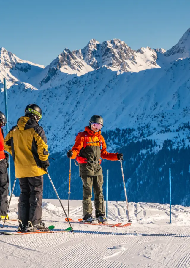 Groupe d'amis au ski avec vue sur le massif