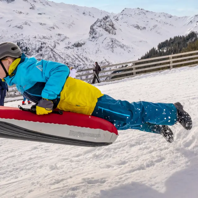 Airboard aux 7 Laux, activités neige enfant - Michael Mollier 2021
